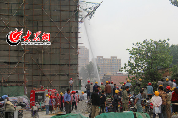 消防隊(duì)員正在滅火 消防隊(duì)員正在滅火