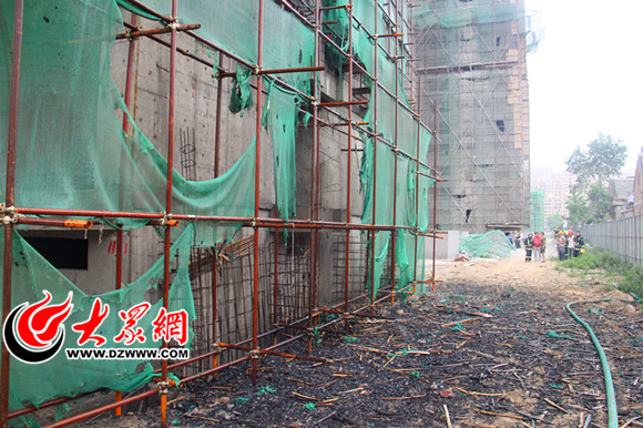著火現(xiàn)場掉落下很多碎片 著火現(xiàn)場掉落下很多碎片