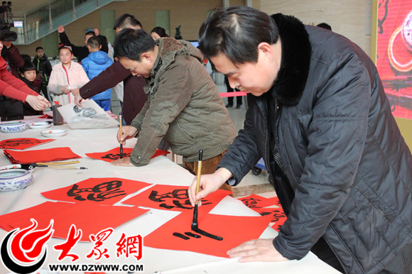 菏澤青年書法家為讀者現(xiàn)場寫春聯(lián) 菏澤青年書法家為讀者現(xiàn)場寫春聯(lián)