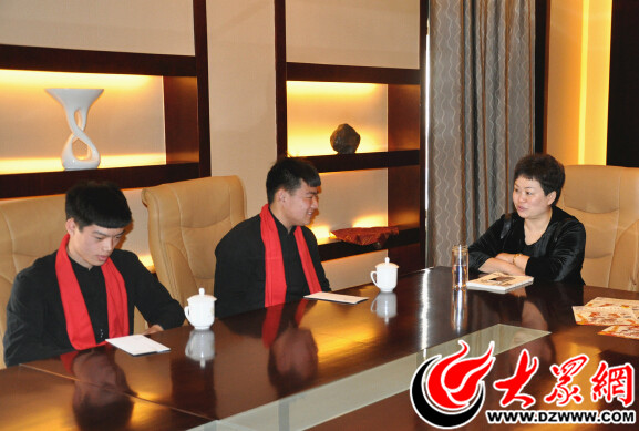 菏澤市飯店協(xié)會(huì)副會(huì)長(zhǎng)吳霞、水邑酒店集團(tuán)董事長(zhǎng)吳霞與兩位勇敢小伙面談交流 菏澤市飯店協(xié)會(huì)副會(huì)長(zhǎng)吳霞、水邑酒店集團(tuán)董事長(zhǎng)吳霞與兩位勇敢小伙面談交流
