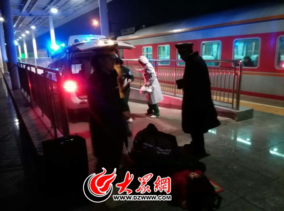 此前,為了節(jié)省時(shí)間救孕婦楊女士,救護(hù)車(chē)直接開(kāi)到了菏澤火車(chē)站站臺(tái)上 此前,為了節(jié)省時(shí)間救孕婦楊女士,救護(hù)車(chē)直接開(kāi)到了菏澤火車(chē)站站臺(tái)上