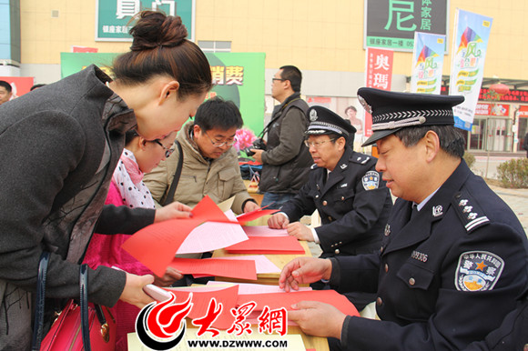 宣傳現(xiàn)場解答群眾提問 宣傳現(xiàn)場解答群眾提問