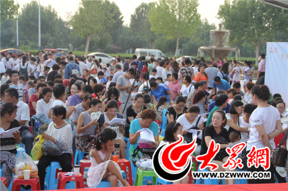 1下午五點(diǎn)多,活動(dòng)現(xiàn)場(chǎng)已經(jīng)是人山人海 1下午五點(diǎn)多,活動(dòng)現(xiàn)場(chǎng)已經(jīng)是人山人海