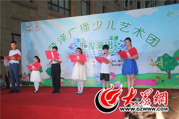 5活動(dòng)開(kāi)場(chǎng)小主持人們上臺(tái)主持 5活動(dòng)開(kāi)場(chǎng)小主持人們上臺(tái)主持