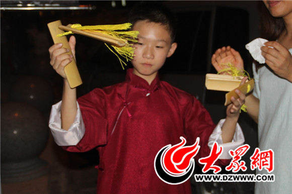 6臺(tái)下一個(gè)小朋友正在準(zhǔn)備上臺(tái)表演的節(jié)目 6臺(tái)下一個(gè)小朋友正在準(zhǔn)備上臺(tái)表演的節(jié)目
