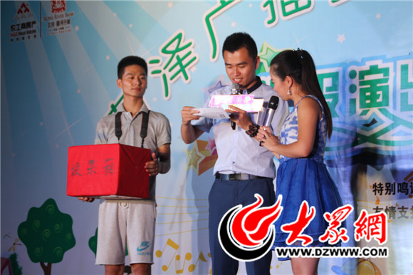 7主持人為到場(chǎng)的家長(zhǎng)和朋友們抽獎(jiǎng) 7主持人為到場(chǎng)的家長(zhǎng)和朋友們抽獎(jiǎng)