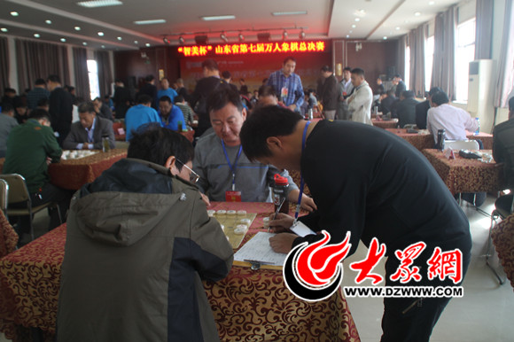 4 裁判員給參賽選手進(jìn)行打分 4 裁判員給參賽選手進(jìn)行打分