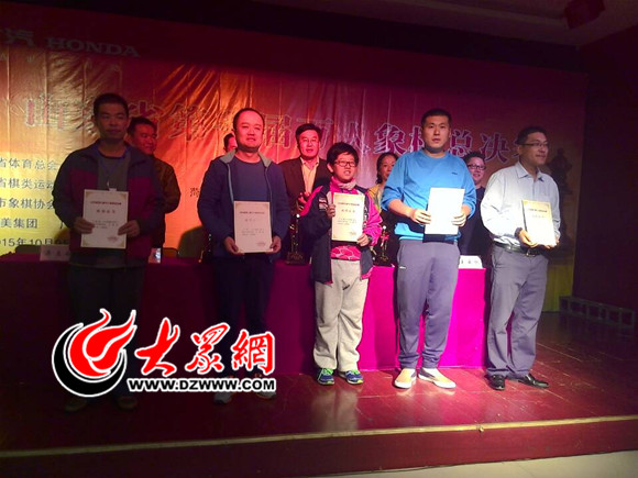 5 獲獎(jiǎng)選手上臺(tái)領(lǐng)獎(jiǎng) 5 獲獎(jiǎng)選手上臺(tái)領(lǐng)獎(jiǎng)