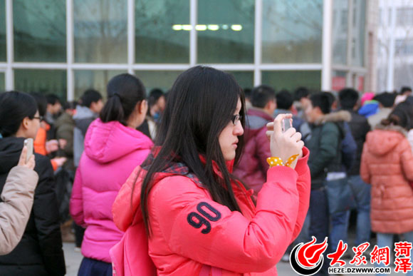 考場(chǎng)外拍張美美的照片,紀(jì)念一下這個(gè)難忘的時(shí)刻 考場(chǎng)外拍張美美的照片,紀(jì)念一下這個(gè)難忘的時(shí)刻