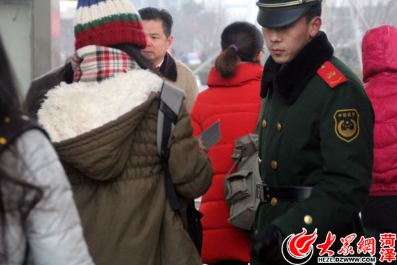 武警官兵們?cè)诰S持考生入場(chǎng)秩序 武警官兵們?cè)诰S持考生入場(chǎng)秩序